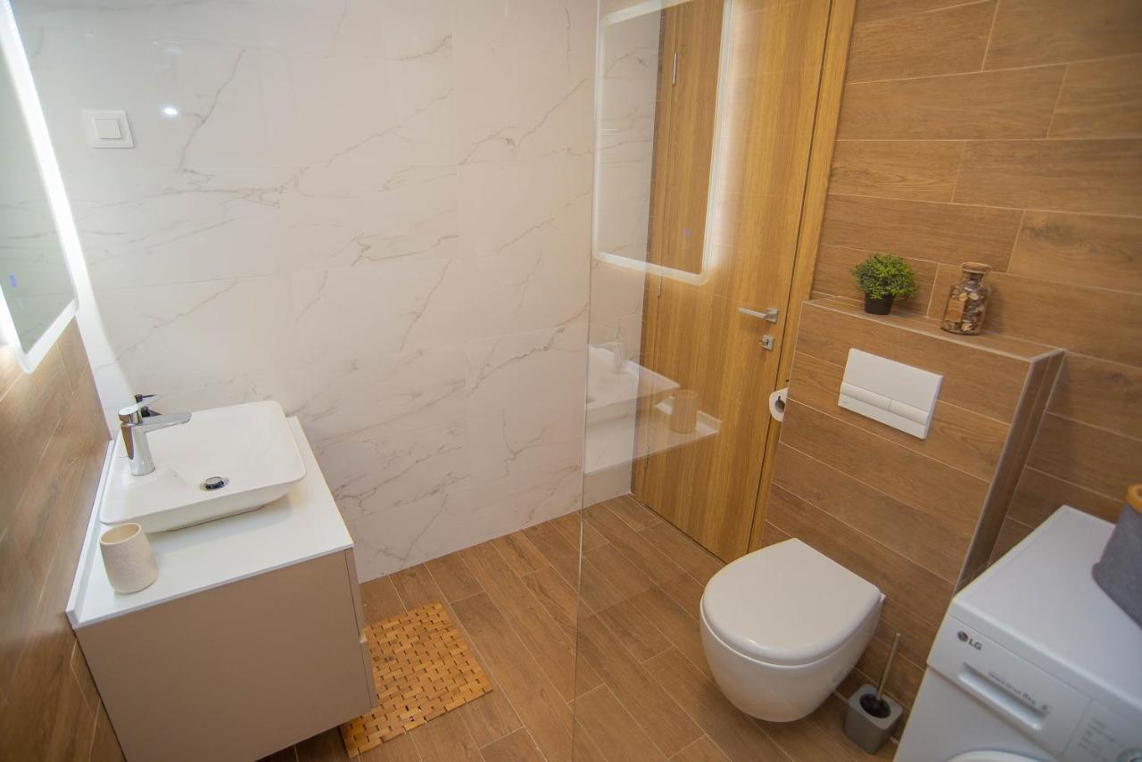 Stylish Two Bedroom Apartment At Ljubovic-Hill Park 포드고리차 외부 사진